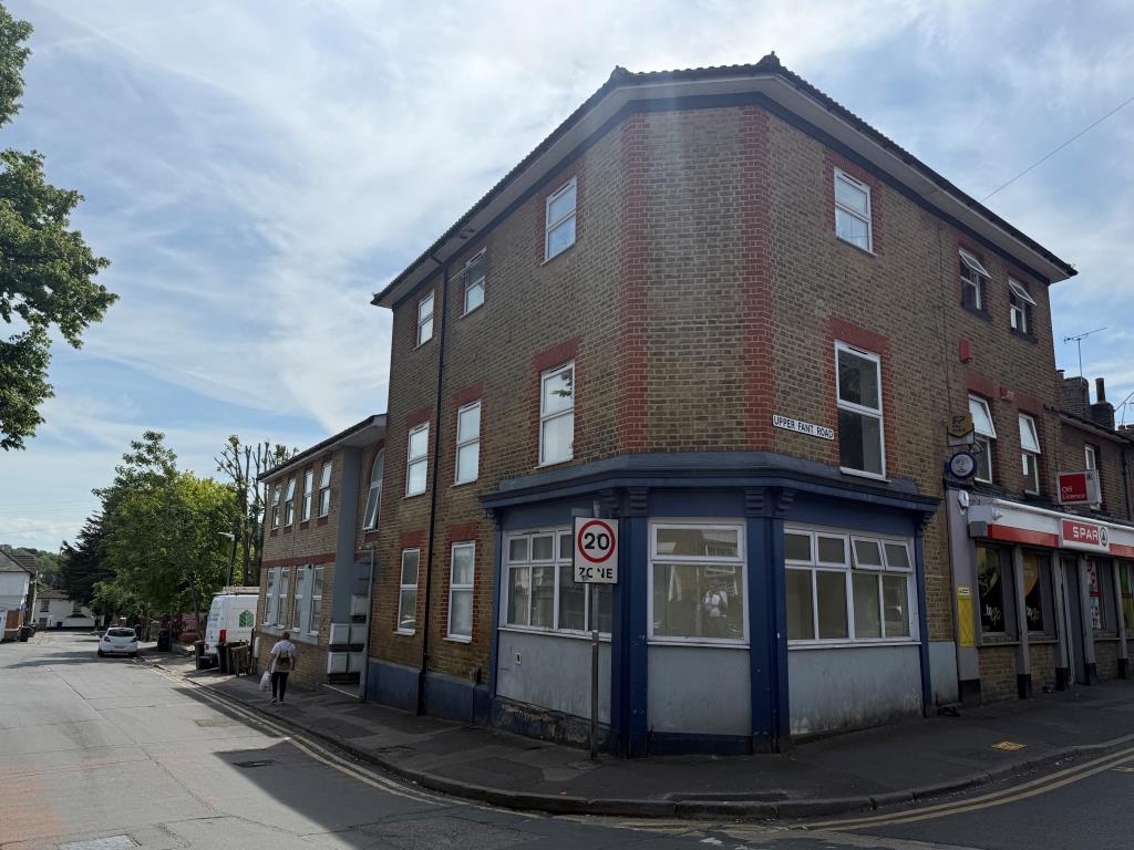 Lot: 30 - LARGE FREEHOLD RESIDENTIAL INVESTMENT ARRANGED AS SIX FLATS - Front View of Six Flats for Investment